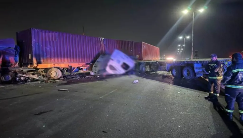 حادث سير مروّع في دبي... احتراق شاحنة وانحراف أخرى (صور)