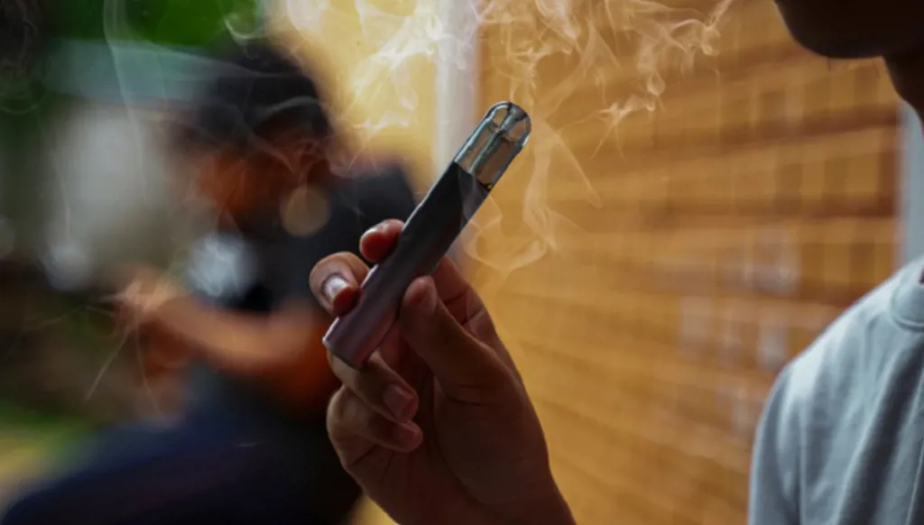 ما هي ظاهرة "لسان التدخين الإلكتروني"؟