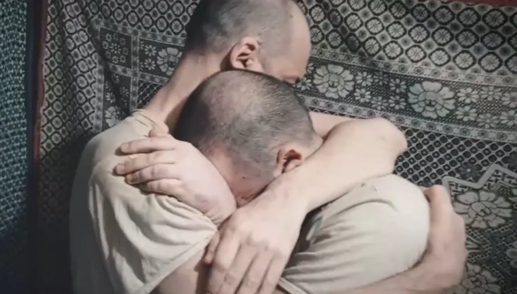 القسام تنشر فيديو لأخوين أسيرين لديها أطلق سراح أحدهما... ونتنياهو يعلّق (فيديو)