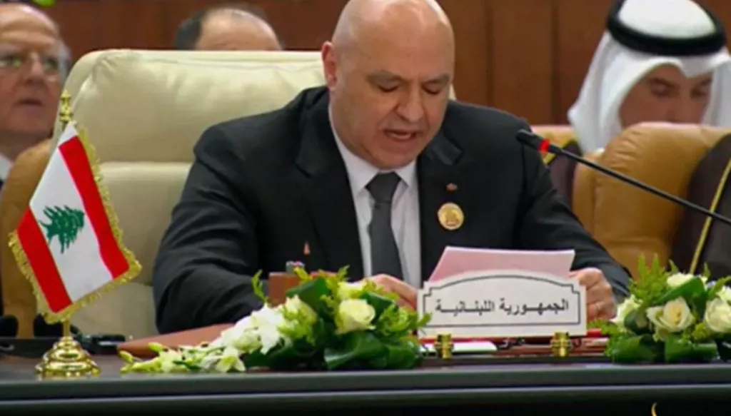 عون غادر القاهرة عائداً إلى بيروت: أتمنّى أن تلقى قرارات القمة العربية المتابعة والتطبيق
