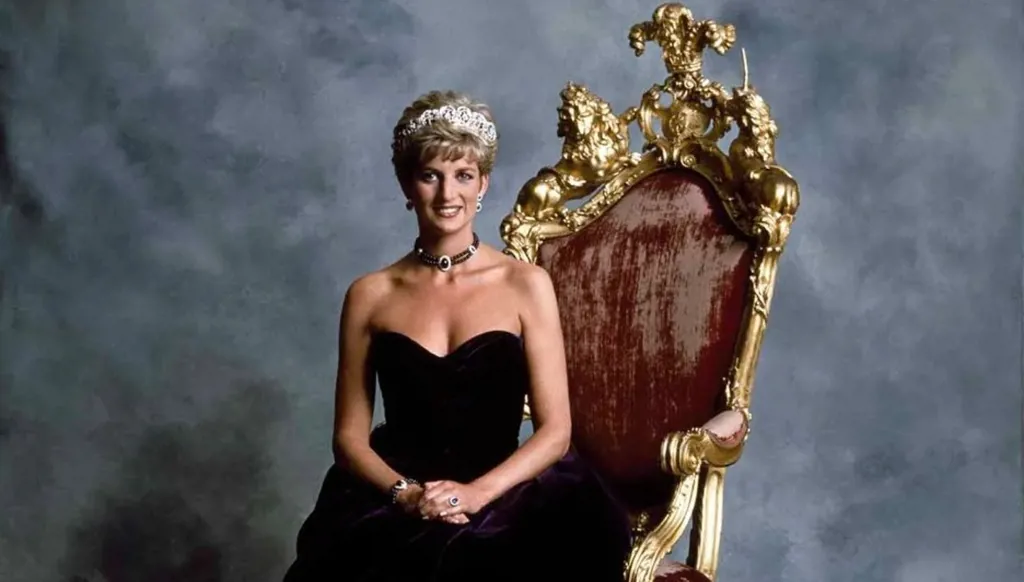 معرض أزياء الأميرة ديانا والملكة إليزابيث الثانية معاً في قصر كنسينغتون (صور)