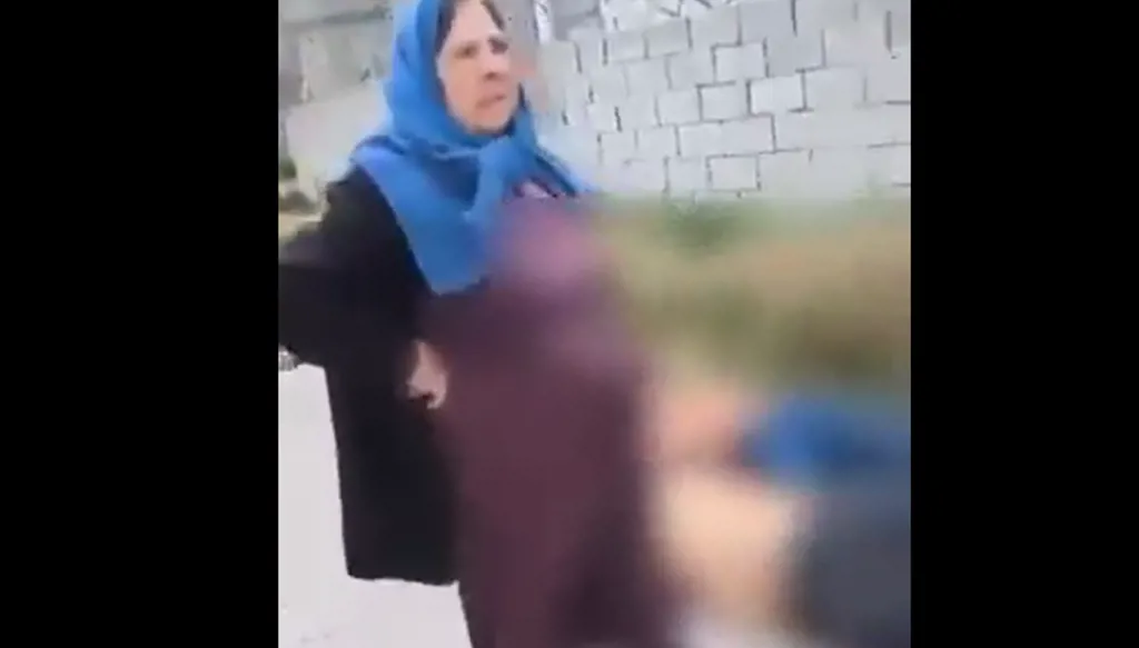 أمّ سورية تواجه مسلّحين بشجاعة أمام جثث أولادها في القرداحة... وتحرسهم لـ4 أيام خوفاً من حرقهم! (فيديو)
