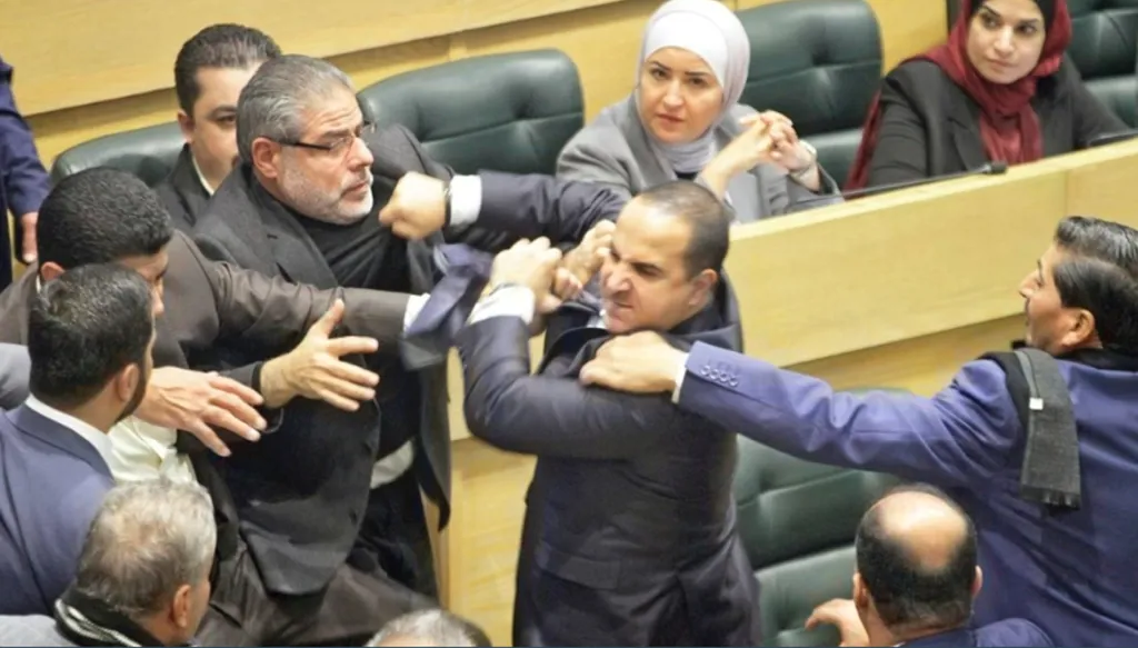 في البرلمان الأردني... نائب خلع الحذاء وضرب زميله بسبب الاستفزازات (فيديو)