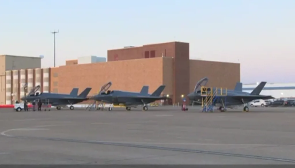 بعد نجاحها في اغتيال نصرالله... اسرائيل تعلن دخول 3 طائرات F35 الى الخدمة (فيديو)