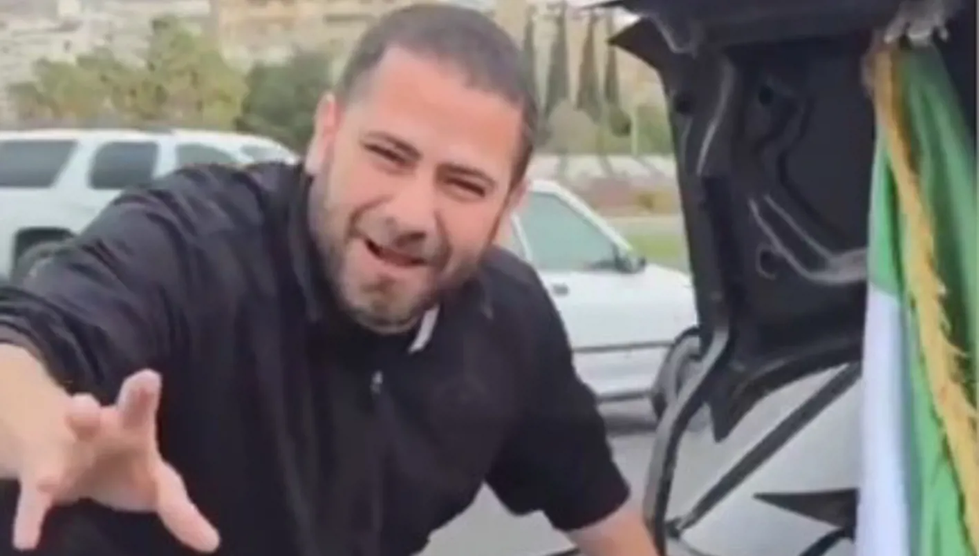 بالفيديو- جدل في سوريا بعد أن جال شاب في شوارع دمشق ورفع صوت التراتيل المسيحية