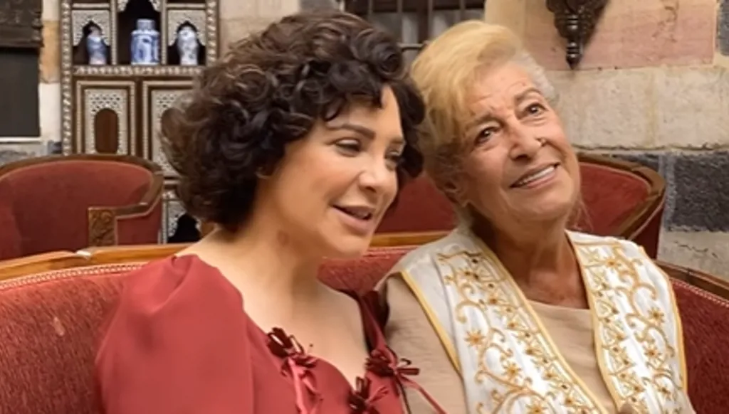 سلاف فواخرجي ومنى واصف يغنيان معاً في كواليس "ليالي روكسي" (فيديو)