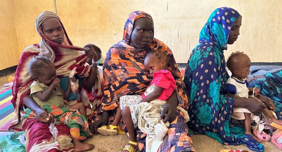 نساء وأطفال هاربون من مناطق الحرب في السودان