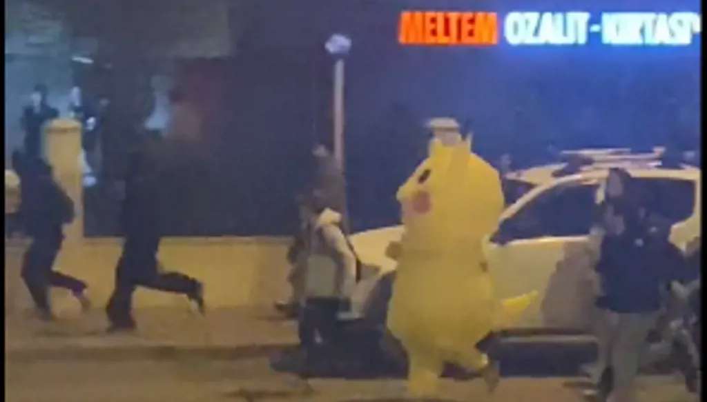 ماذا يفعل "بيكاتشو" في مظاهرات تركيا؟ (فيديو)