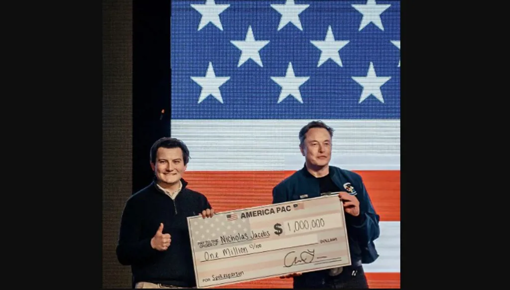 ماسك يسلّم شيكاً (مواقع)