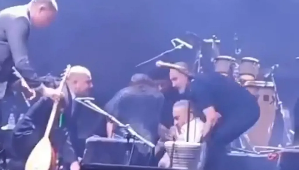 بالفيديو- وفاة مغني تركي شهير على المسرح