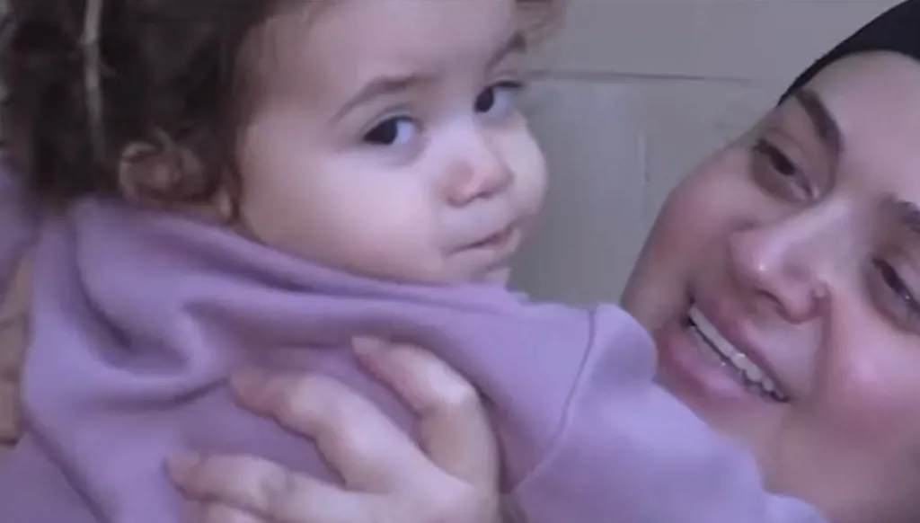 أم تُحتضر... من ينقذ فدى؟