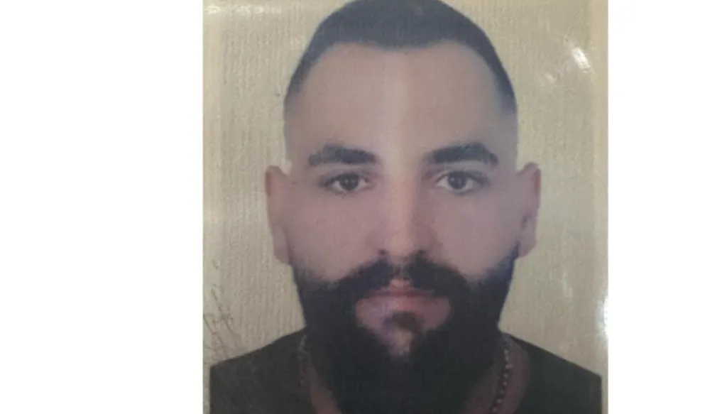 مطلوب بجرم تزوير بطاقة هويّة... من يتعرف إليه؟