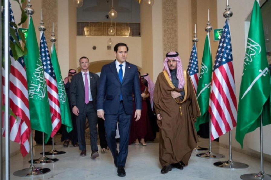 وزير الخارجية السعودي مستقبلاً نظيره الأميركي في الرياض (أرشيفية)