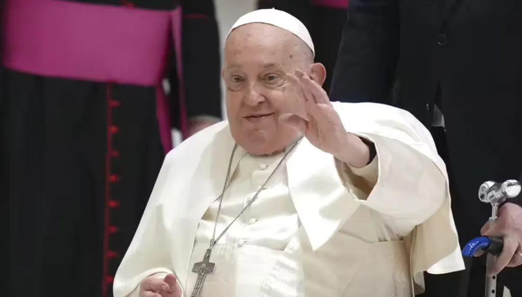 البابا من ساحة الفاتيكان: لنتذكر لبنان
