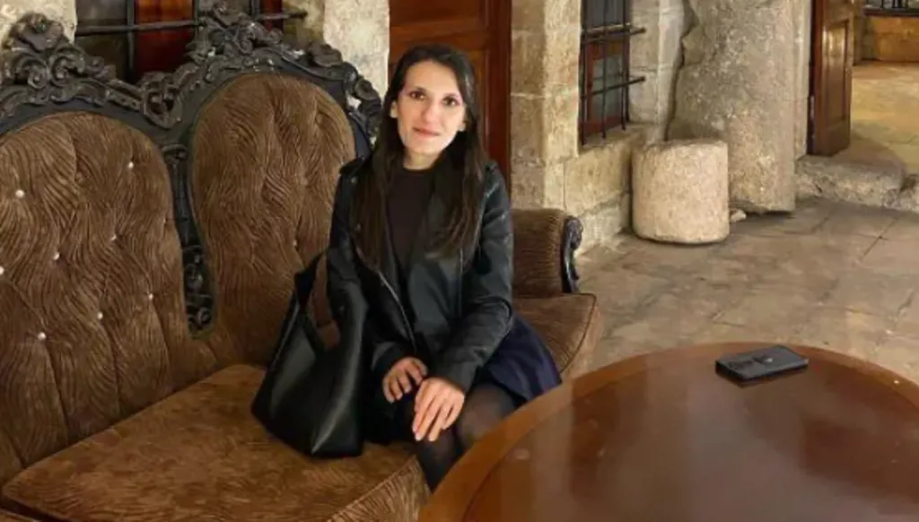 دهستها سيارة إثر محاولتها الهروب من كلاب ضالة... وهذا مصيرها