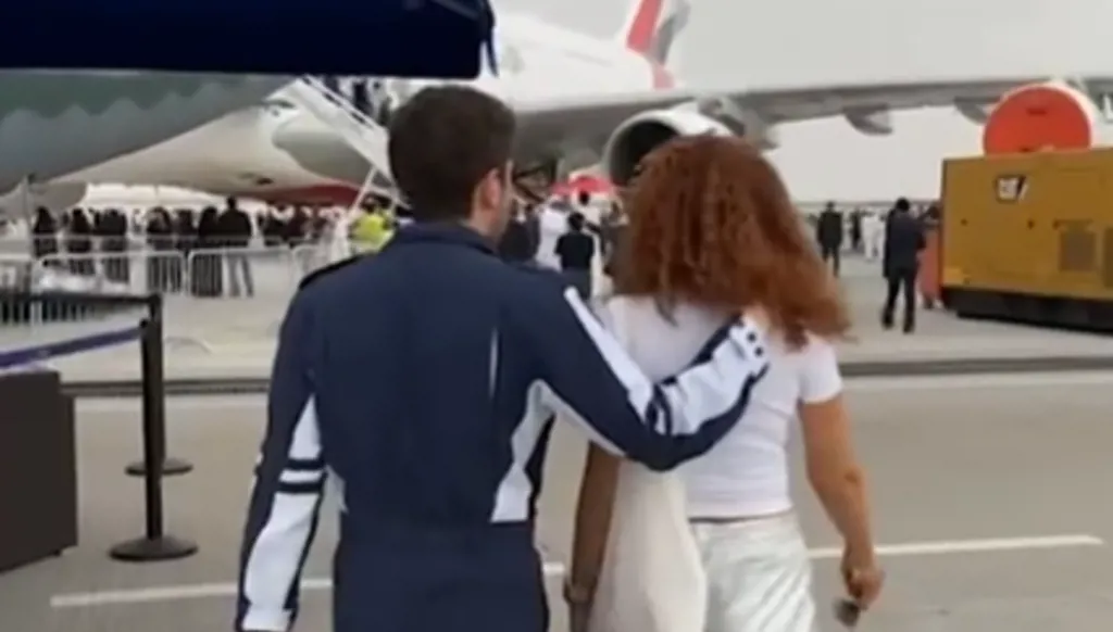 طيّار لبناني في "الإمارات" يحط في بيروت للمرة الأولى... وأمه توثّق فخرها (فيديو)