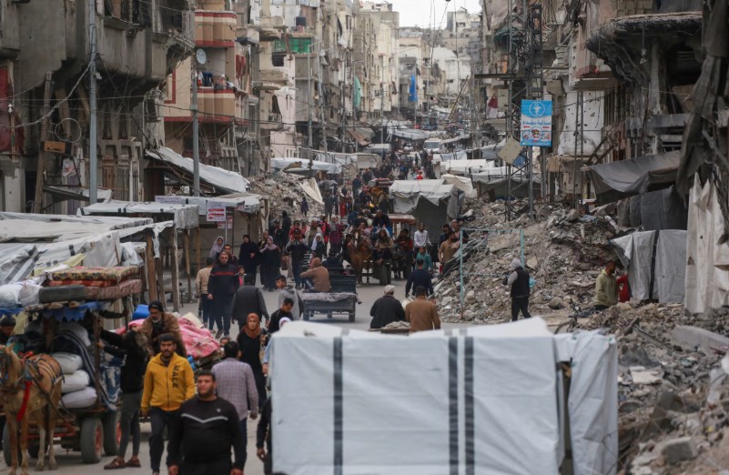 فلسطينيون في مدينة غزة بعد فرارهم من الأحياء بناء على أوامر إخلاء إسرائيلية (أ ف ب)