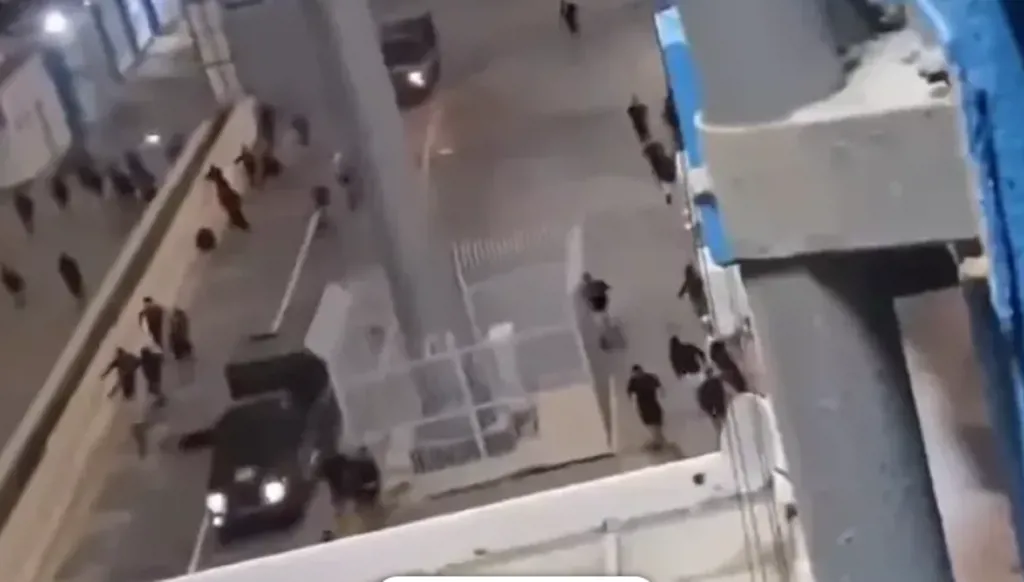 سيارة تدهس مشجعين في الدوري الليبي (فيديو)