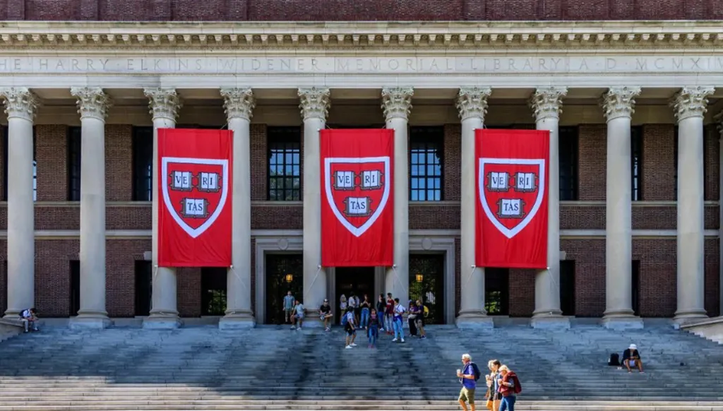 جامعة هارفرد تقاضي ترامب بسبب خفضه تمويلها