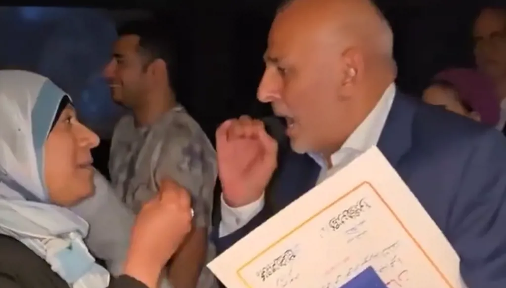 جمال سليمان ينفعل على معجبة: "أبوس يدك سيبيني" (فيديو)