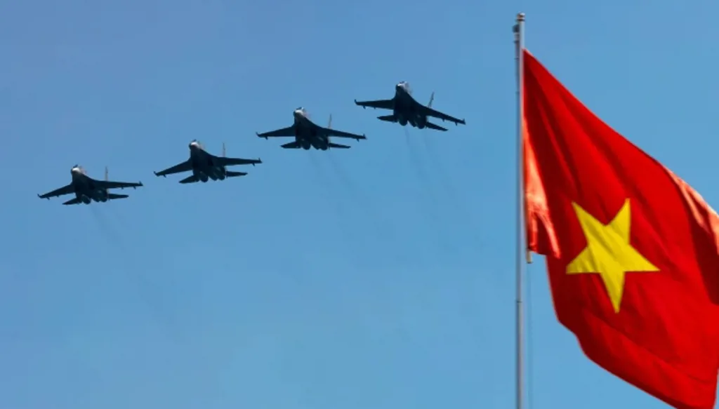 عرض عسكري في فيتنام بمناسبة مرور 50 عاما على سقوط سايغون