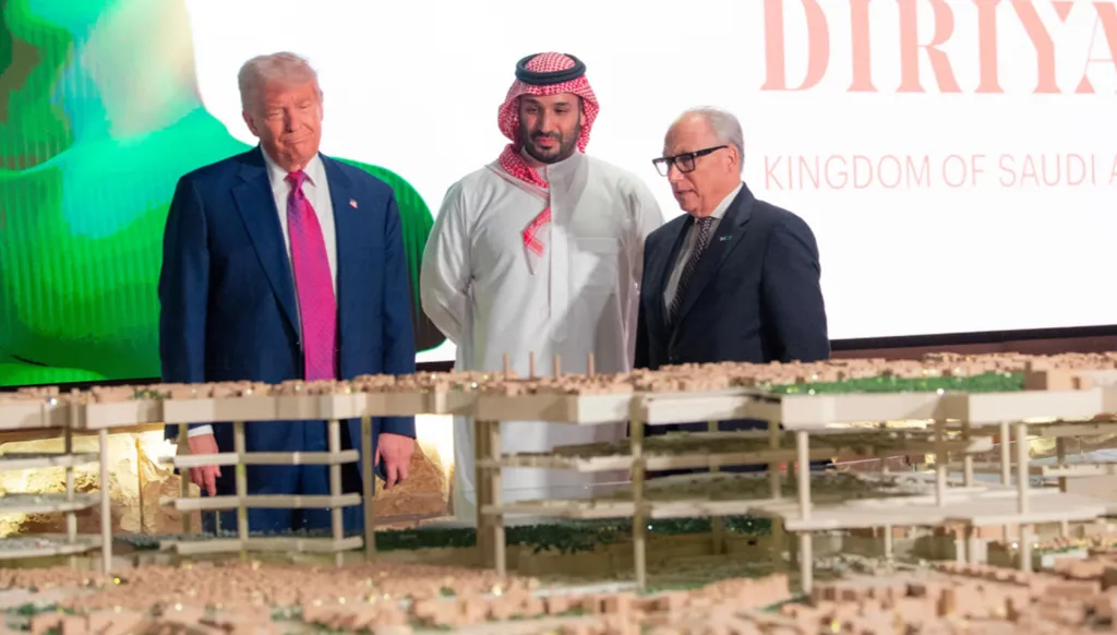 ترامب يجول برفقة ولي العهد السعودي في حي الطريف التاريخي في الدرعيّة (صور وفيديو)