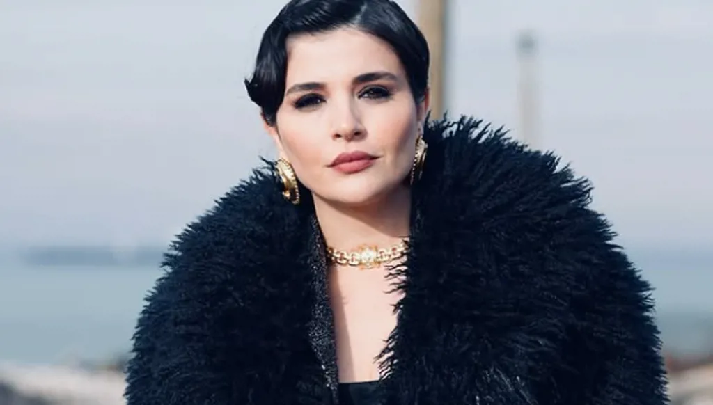 نجمة مسلسل "ليلى" تقدّم جائزة "أفضل ممثلة للعام" لفتاة فلسطينية (فيديو)