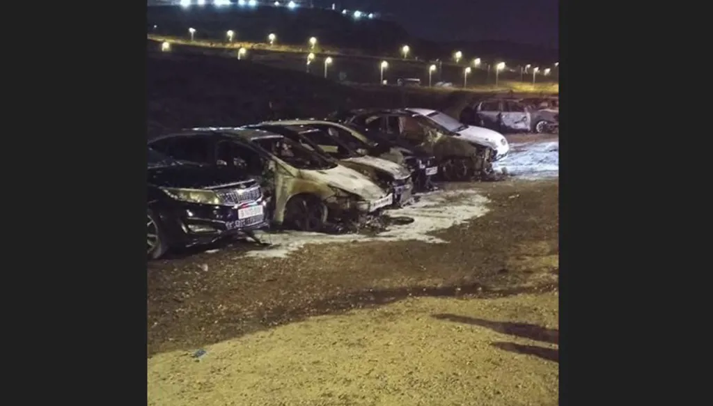 مستوطنون يحرقون 14 مركبة فلسطينية في نابلس... وإلقاء القبض على أربعة مواطنين إسرائيليين من الجليل (فيديو)
