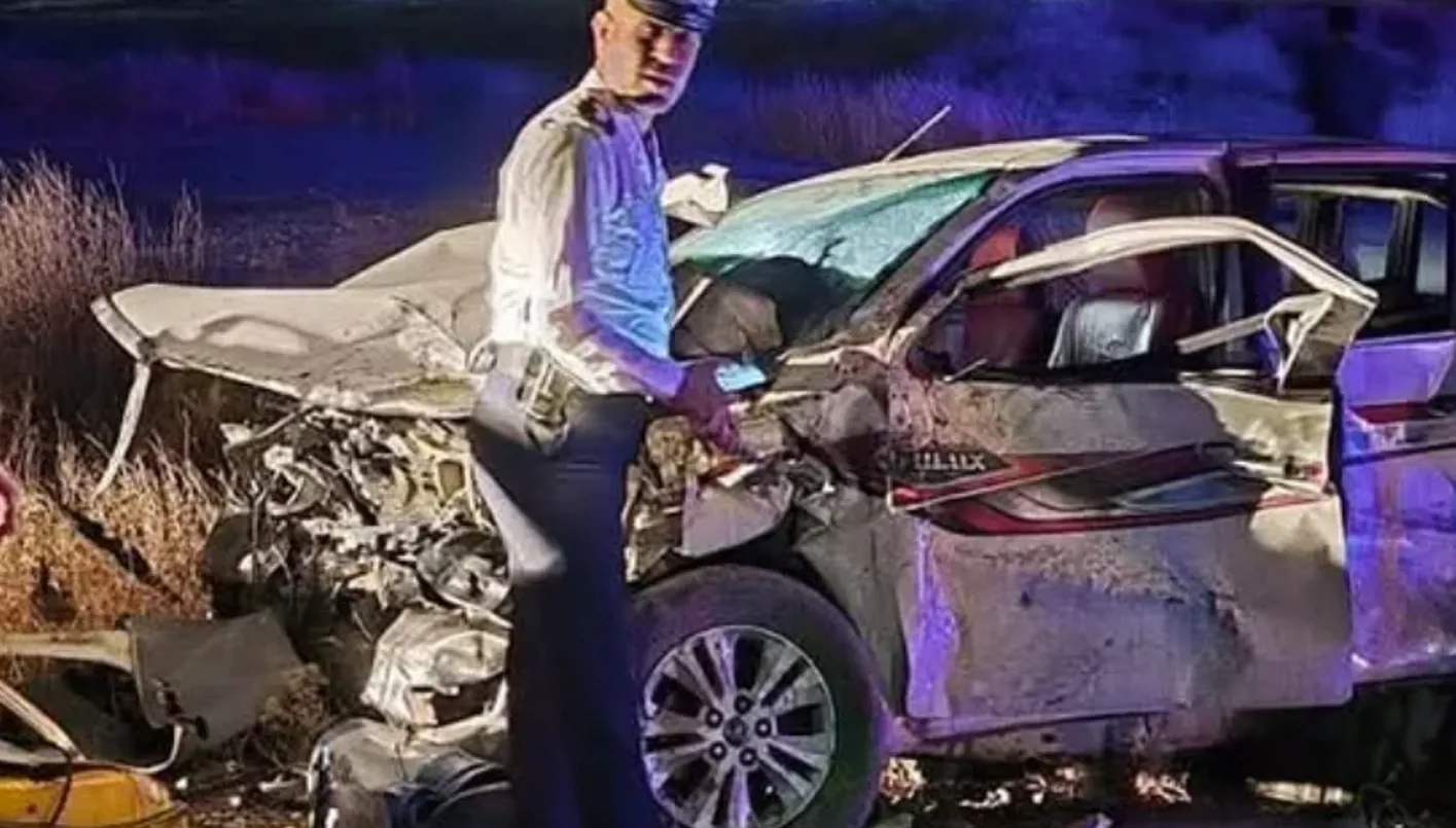 تطاير الأطفال من السيّارتين... مصرع عائلة وإصابة 5 في حادث مروّع