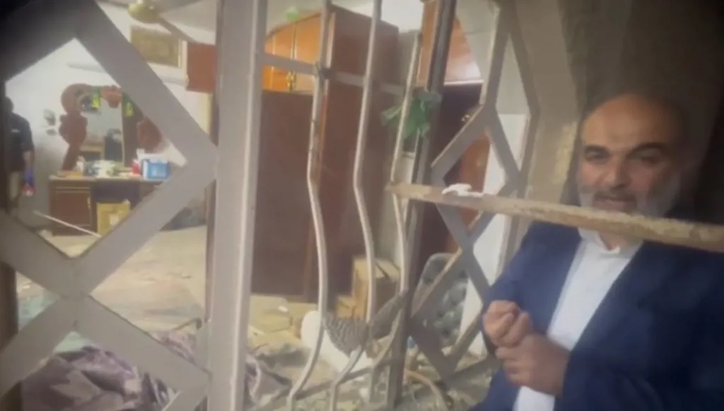 بعد حديثه عن قضايا فساد... استهداف مكتب نائب عراقي (فيديو)