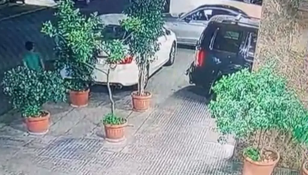 بالفيديو- مسلّح يهاجم فتاة داخل سيارتها في رأس النبع