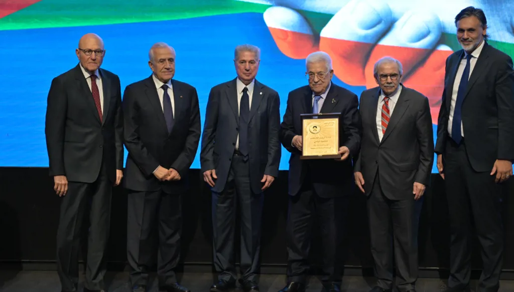 جائزة هاني فحص للرئيس الفلسطيني... عباس: نحن مع لبنان في تنفيذ التزاماته الدولية