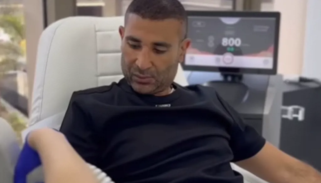 أحمد سعد يوثّق رحلة إزالة الوشم: أفضل قرار (فيديو)