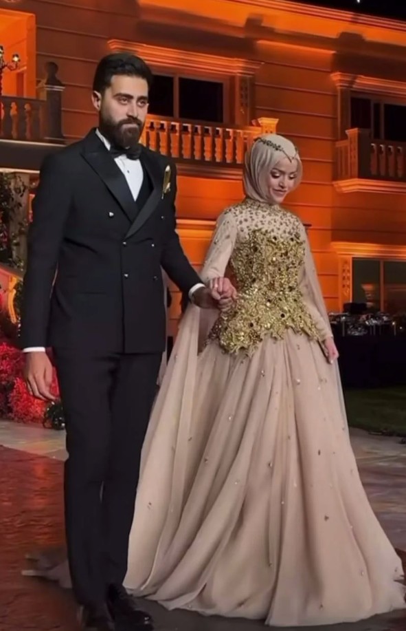 عبير الصغير مع خطبيها (إنستغرام)
