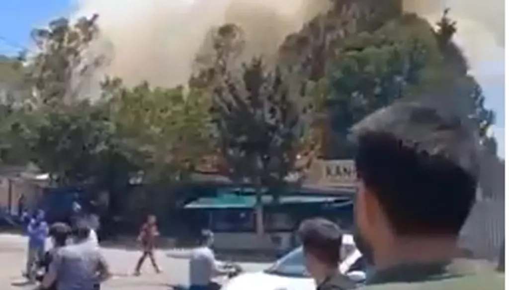 بالفيديو-حريق كبير أمام مدخل الجامعة اللبنانية في الحدث