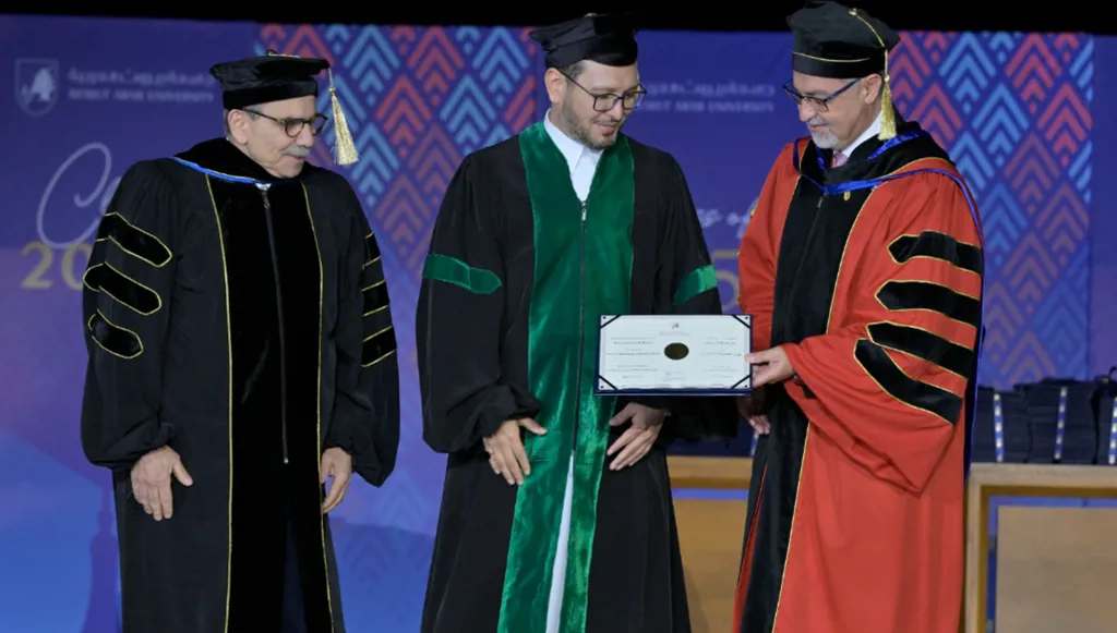 بالصور- دكتوراه بدرجة "امتياز" للسفير السعودي وليد البخاري من جامعة بيروت العربية