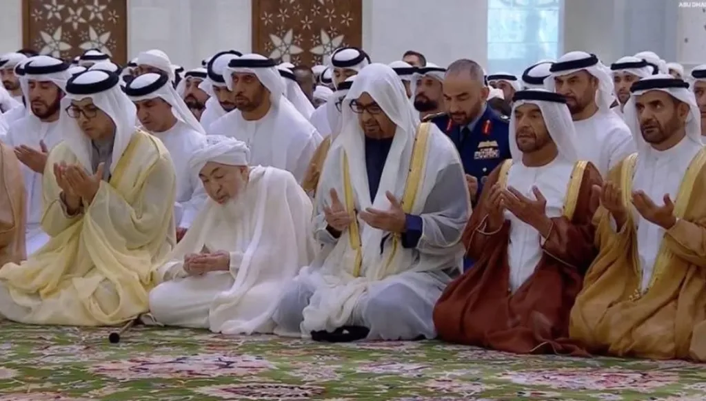 بن زايد يؤدي صلاة عيد الأضحى في جامع الشيخ زايد في أبوظبي