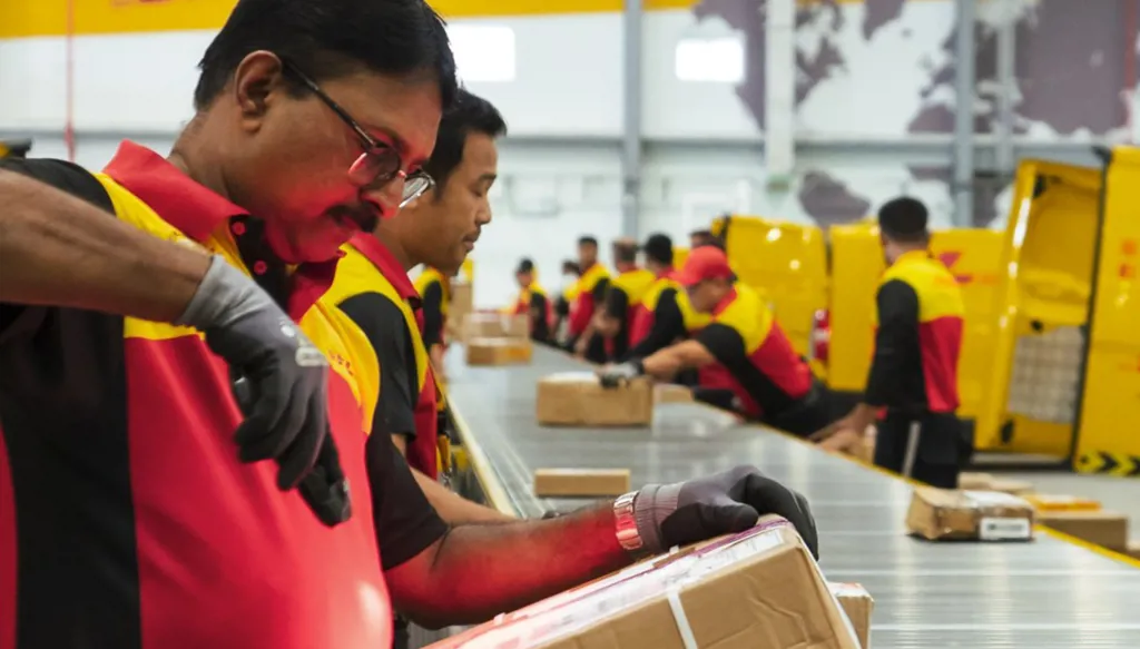 كيف تُعيد DHL وشركات الشحن الكبرى رسم خريطة النقل في عالم متغيّر؟