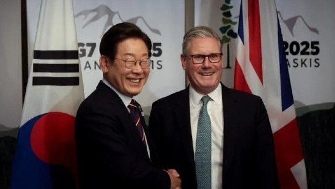 رئيس الوزراء البريطاني كير ستارمر ورئيس كوريا الجنوبية (اكس)
