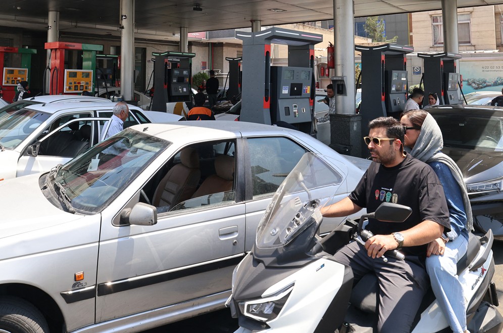 سائقو السيارات يصطفون في محطة وقود في طهران، بعد أن ضربت صواريخ إسرائيلية خلال الليل مستودعين للوقود في العاصمة الإيرانية (أ ف ب)