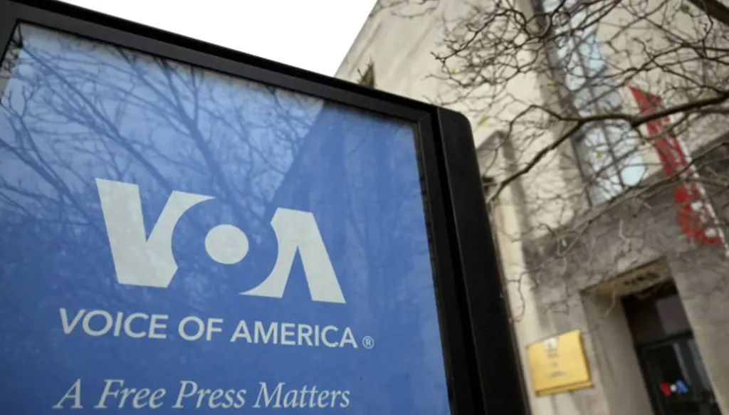 ترامب يضغط لتسريح جماعي لموظفي إذاعة صوت أميركا