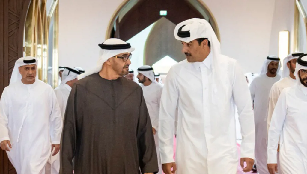 محمد بن زايد يصل إلى الدوحة في زيارة أخوية... وأمير قطر في مقدمة مستقبليه