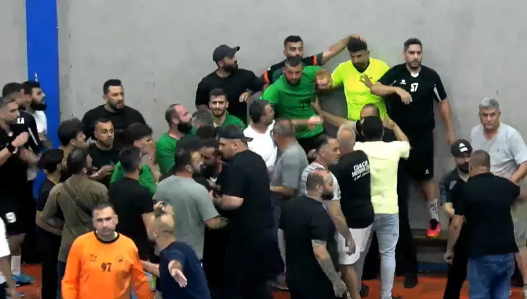 اقتحام وشتائم واعتداء على حكم في بطولة لبنان لكرة اليد (فيديو)