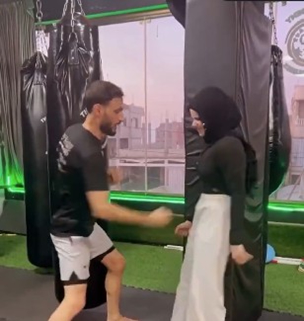 ضربات قوية تتعرض إليها الفتاة. (إكس)