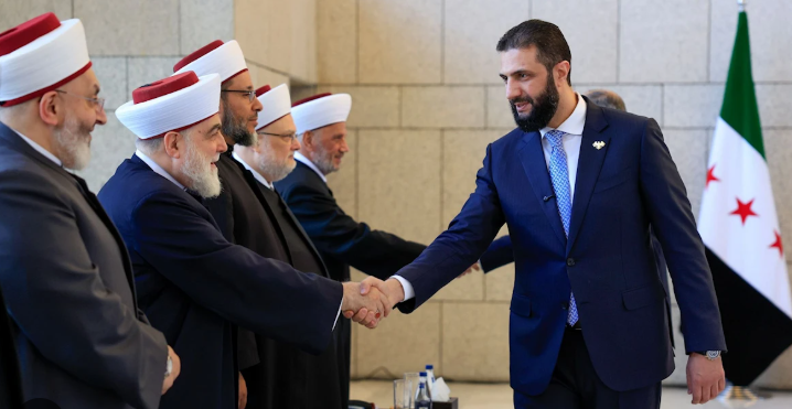 الشرع مستقبلا المفتي دريان والوفد المرافق (وكالات)