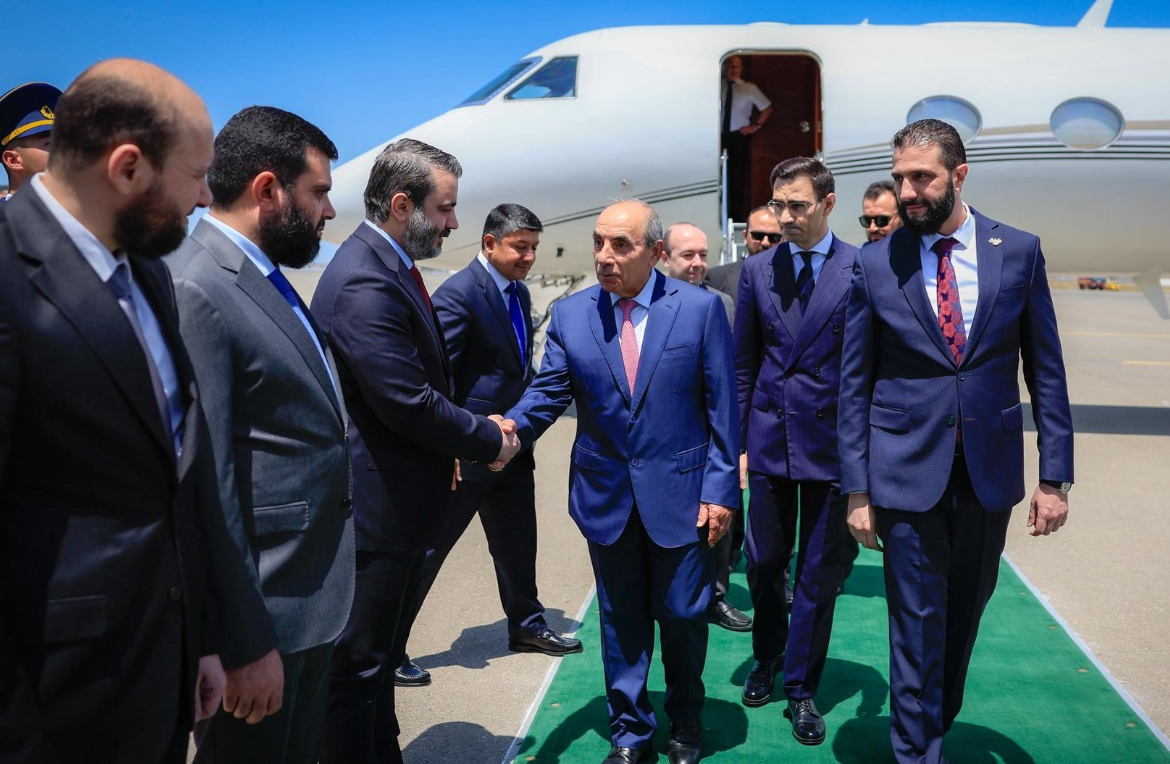 وصول الشرع إلى أذربيجان (سانا).