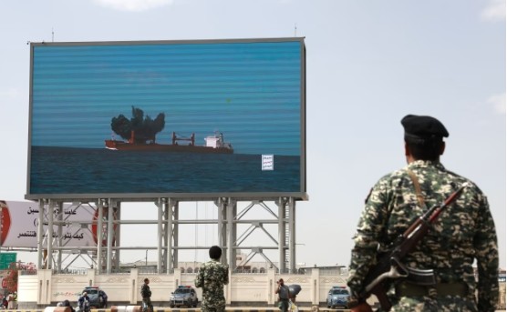 لوحة إعلانية في صنعاء أظهرت الأسبوع الماضي هجوماً للحوثيين على سفينة شحن في البحر الأحمر (شاترستوك)