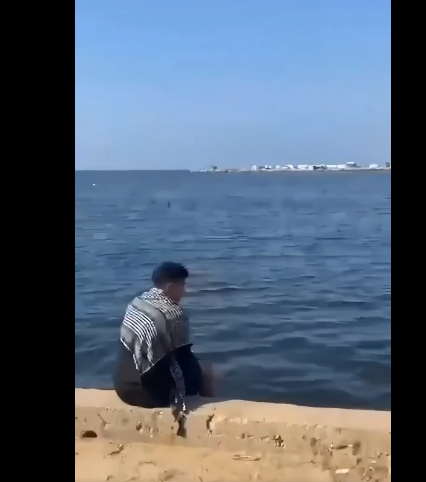 باغتته رصاصة لحظة التقاط صورة على شاطئ غزة (إكس)