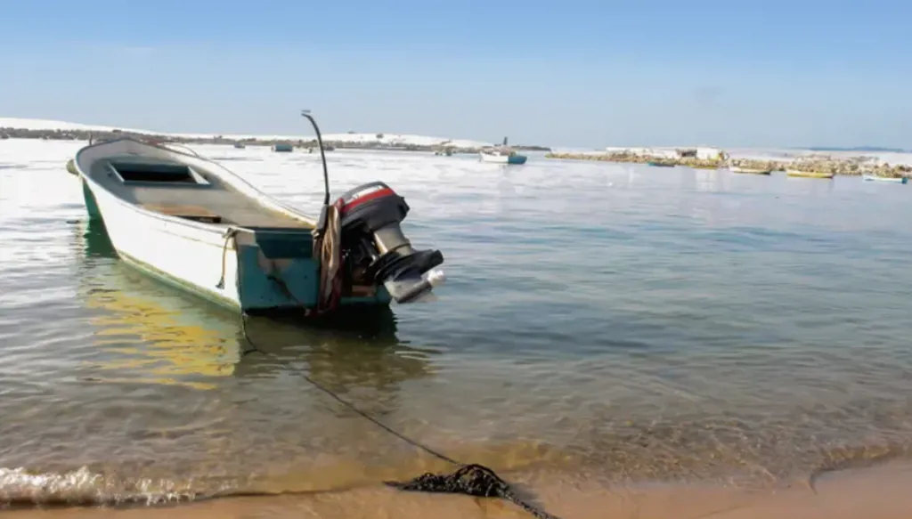 كان يوثّق لحظة على شاطئ غزة حين استهدفته الزوارق الإسرائيلية (فيديو)