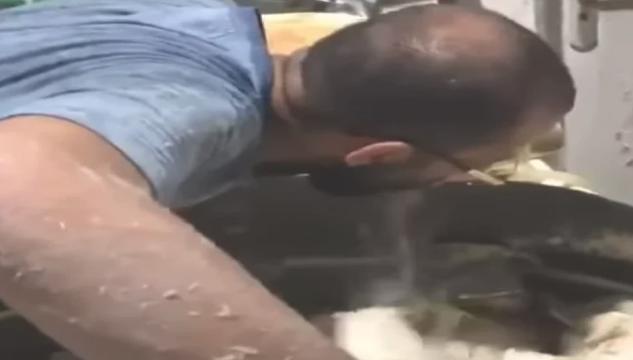 مشهد صادم لعامل يشرب من إناء العجن (إكس)
